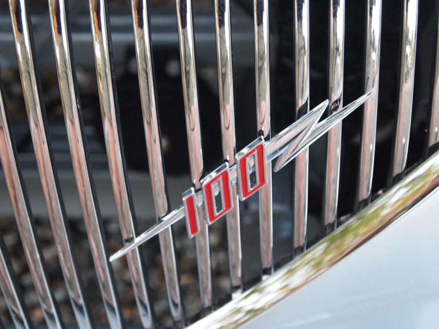 Логотип Austin-Healey 100 (BN1) 1954 года  (фото 11 из 12)